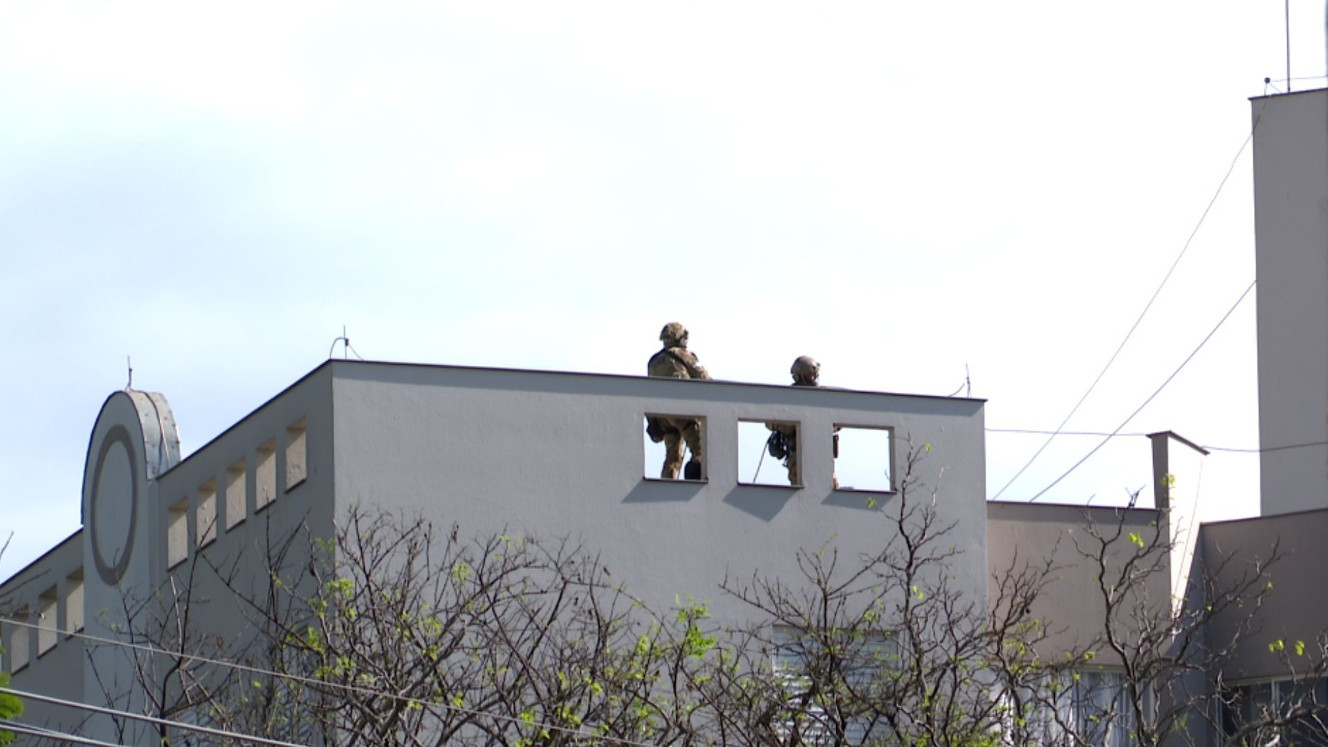 Homem em surto que esfaqueou cunhado e mantinha casal de idosos refém morre após intervenção policial em Londrina