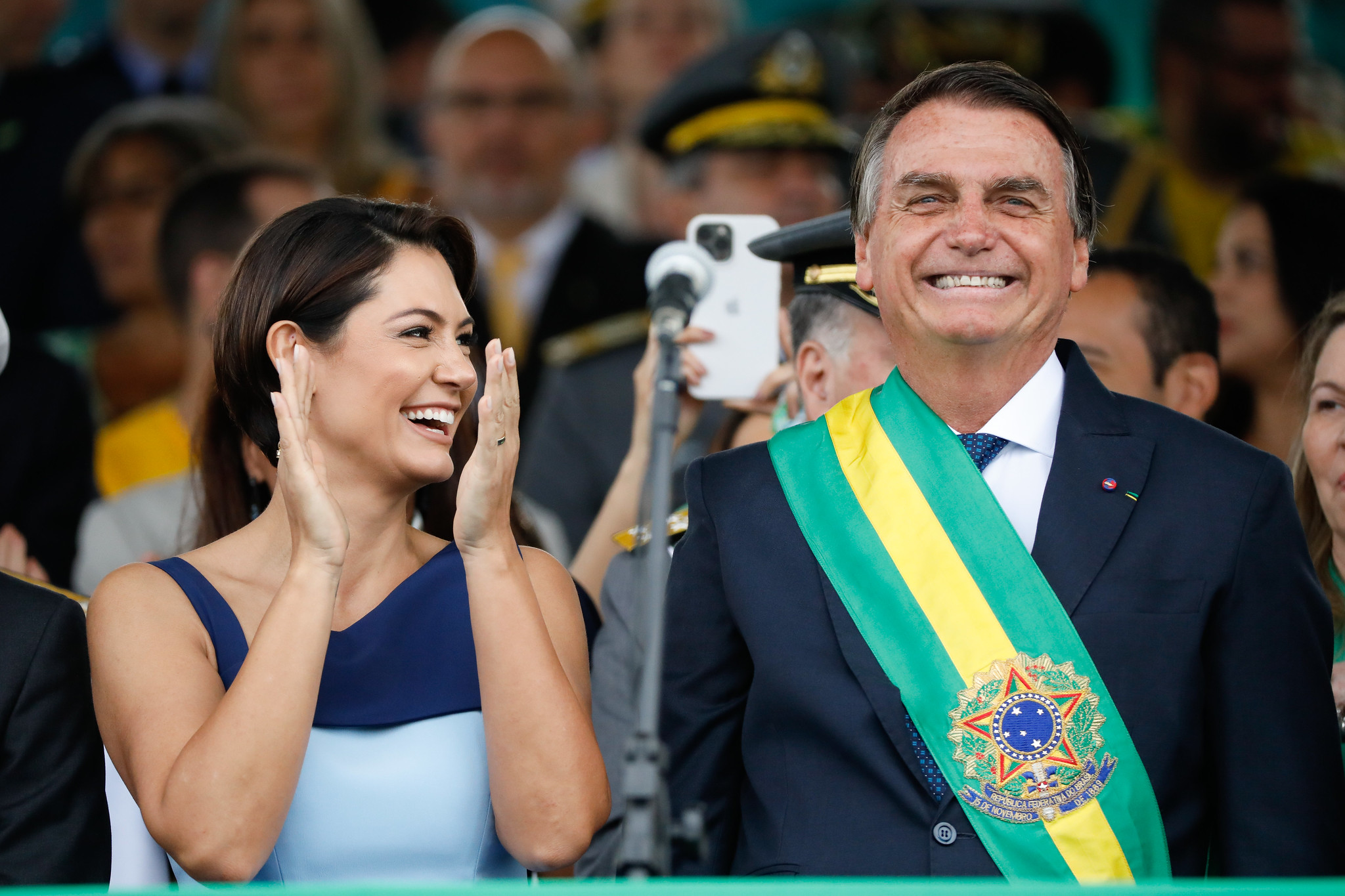 Após guerra pública, Michelle e Flávio Bolsonaro selam trégua em vídeo de campanha