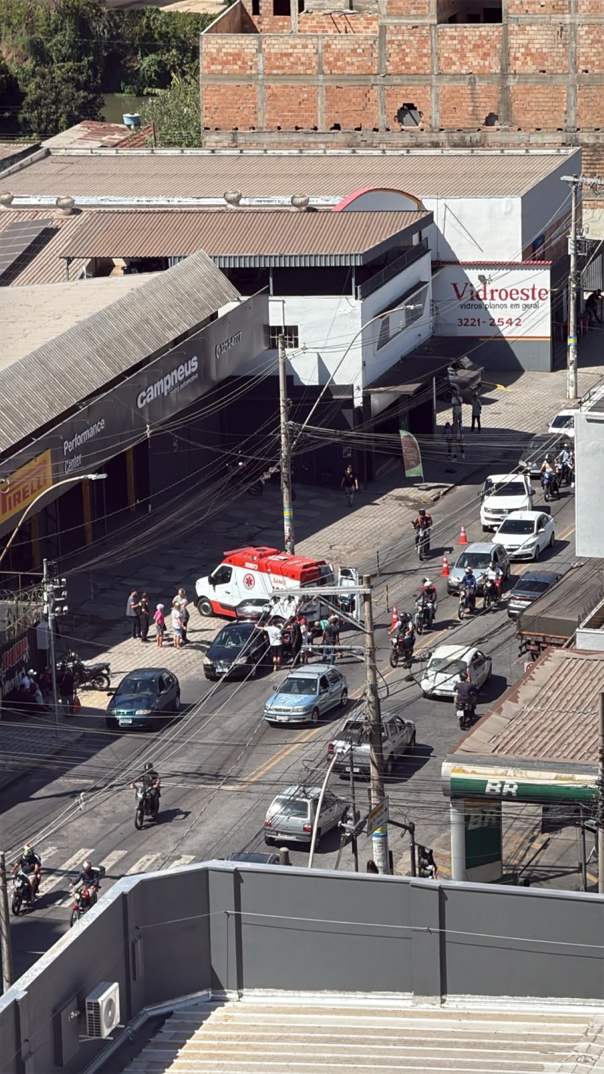 Idosa fica gravemente ferida após ser atropelada por moto em Divinópolis