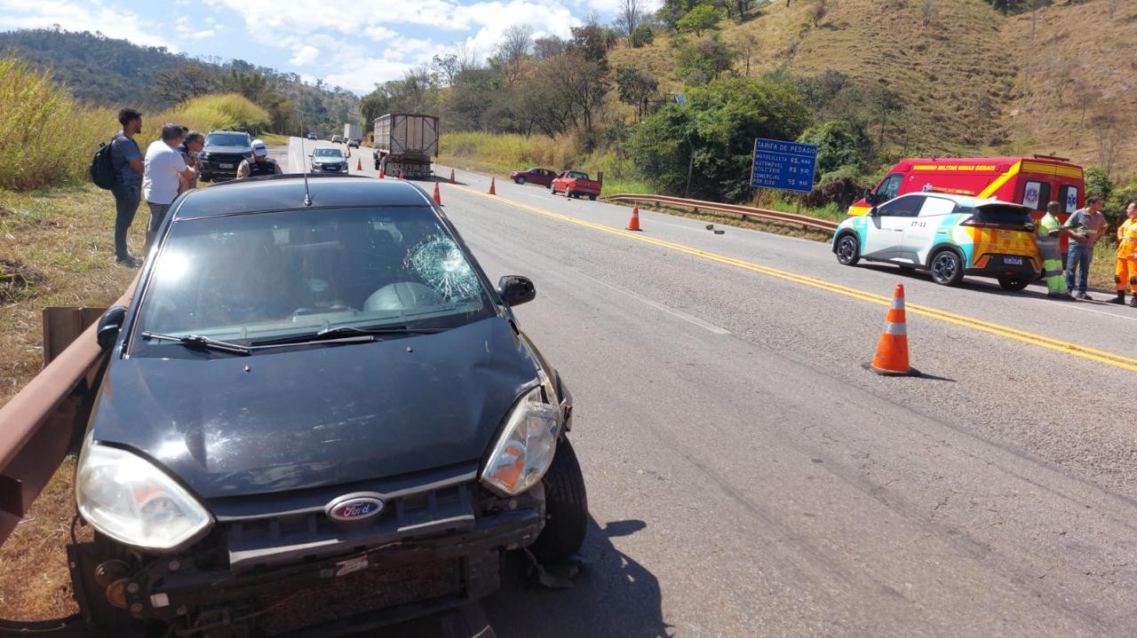 Homem que atravessava rodovia empurrando bicicleta morre atropelado por carro em MG