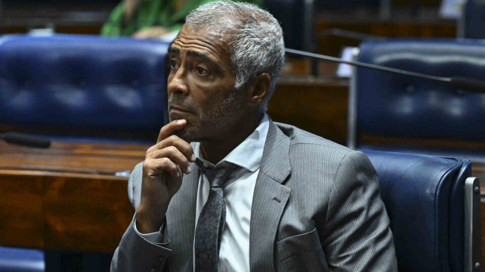 Romário não descarta apoiar Lula após saída do PL